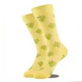 Détail de chaussettes jaunes arborant un motif de raisins verts en tricot jacquard doux - Gm0011