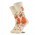Détail montrant le motif jacquard renard et fleurs sur des chaussettes de couleur crème - Gm0019