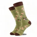 Texture détaillée de chaussettes jacquard avec motifs élégants d'oiseaux et de cerisiers - Gm0025