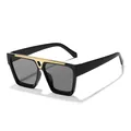 Übergroße quadratische schwarze Sonnenbrille mit ikonischem goldener V-Brücke - Gold-schwarzer Rahmen Graue Gläser
