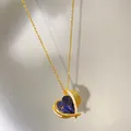Detalle macro del colgante de corazón azul facetado en una cadena dorada - Estilo Corazón Púrpura (YMW569) / Collar de Corazón Oro-Púrpura