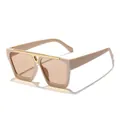 Modische übergroße quadratische beige Sonnenbrille mit goldenem V-Detail und Teegläsern - Gold Tee Rahmen Tee Linse