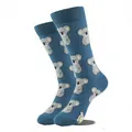 Vue détaillée du joli motif de koala tricoté sur des chaussettes en coton bleu - Gm0059