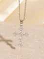 Hochwertige silberne Zirkon-Kreuzanhänger-Halskette auf einer strukturierten Oberfläche - Silbernes Pave-Stil (C00105) / 18K-Gold / Silber