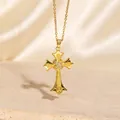 Elegante vergoldete Kreuzkette mit Zirkoniasteinen auf einem luxuriösen Display - Gold Matt Textur Stil (C00111) / 18K-Gold / Gold