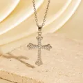 Elegante silberne Kreuzkette mit Zirkonia auf strukturiertem Stein Hintergrund - Silberner Leichter Luxus Pave Stil (C00116) / 18K-Gold / Silber