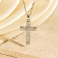 Collana con ciondolo a croce in zircone argentato con dettagli a cuore su sfondo di seta crema - Stile a Forma di Cuore Argentato (C00118) / Oro 18K / Argento