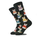 Chaussettes noires avec des motifs de chats mignons portant des pulls à rayures colorées. - Gm0041
