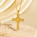 Exquisites vergoldetes Zirkon Kreuz Halskette Accessoire auf einem Travertinstein Sockel - Goldenes Rundes Relief-Stil (C00127) / 18K-Gold / Gold