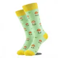 Chaussettes jacquard vert clair à motifs de champignons colorés avec détails jaunes. - Gm0050