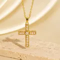 Elegante vergoldete Kreuzkette mit Perlen und Zirkonia auf einem Steinsockel präsentiert - C00136 / 18K-Gold