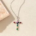 Elegante silberne Halskette mit Kreuzanhänger und lebhaften bunten Zirkoniasteinen - C0018 / 18K-Gold