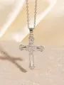 Elegante, verzierte silberfarbene Kreuzhalskette, besetzt mit funkelnden klaren Zirkonia - C00104 / 18K-Gold