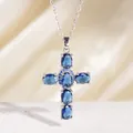 Eleganter silberner Kreuzanhänger mit brillanten ovalen blauen Zirkon-Edelsteinen. - C00166 / 18K-Gold