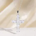 Elegante Halskette mit silbernem Kreuzanhänger und funkelnden ovalen Zirkonia-Steinen. - C00168 / 18K-Gold