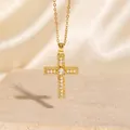 Elegante goldene Kreuzkette mit filigranen Perlen und Zirkonia Einlagen im Detail - C00153 / 18K-Gold