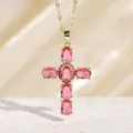 Elegante vergoldete Kreuzhalskette mit rosa ovalen Zirkonia-Steinen und feiner Kette - C00169 / 18K-Gold