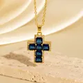 Exquisite goldene Kreuzkette mit tiefblauen Zirkoniasteinen auf Travertin-Sockel. - C00145 / 18K-Gold
