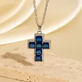 Elegante Kreuz-Halskette mit quadratischen blauen Steinen und feiner silberner Kette. - C00146 / 18K-Gold