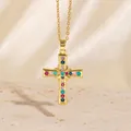 Vergoldete Zirkon-Kreuzkette mit bunten Steinen auf einer strukturierten Steinoberfläche - C00152 / 18K-Gold