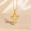 Elegante goldene Kreuzkette mit weißen Perlenverzierungen auf einem hellen Steinsockel - C00155 / 18K-Gold