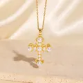 Elegante goldene Kreuzhalskette mit Perlen und Zirkonia auf einem Steinsockel - C00156 / 18K-Gold