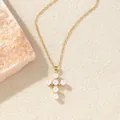 Elegante vergoldete Kreuzkette mit weißen Perlen und funkelnden Zirkonia-Akzenten. - C00158 / 18K-Gold