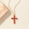 Elegante vergoldete Halskette mit einem roten Zirkon-Kreuzanhänger für modebewusste Damen - C00170 / 18K-Gold