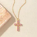 Elegante goldene Kreuzkette mit rosa Zirkonia auf strukturiertem Hintergrund - C00171 / 18K-Gold