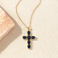 Elegante, 18 Karat vergoldete Kreuzkette mit funkelnden ovalen blauen Zirkonia-Steinen - C00172 / 18K-Gold