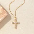 Elegante vergoldete Kreuzkette mit ovalen Zirkonia-Steinen für einen luxuriösen Look. - C00174 / 18K-Gold