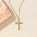 Goldene Kreuzkette mit funkelnden Zirkonia-Steinen auf strukturiertem Hintergrund. - C00177 / 18K-Gold