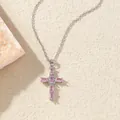 Elegante silberne Kreuzhalskette mit rosa Zirkoniasteinen auf strukturiertem Hintergrund. - C00180 / 18K-Gold