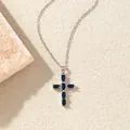 Eleganter silberner Kreuzanhänger mit ovalen blauen Zirkonia auf strukturiertem Grund - C00181 / 18K-Gold