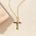 Elegante vergoldete Halskette mit buntem Zirkon-Kreuzanhänger und funkelnden Kristallen - C00182 / 18K-Gold