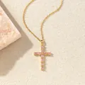 Elegante vergoldete Kreuzhalskette mit schimmernden rosa Zirkon-Edelsteinen im Detail - C00183 / 18K-Gold