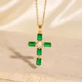 Eleganter vergoldeter Kreuzanhänger mit smaragdgrünen und weißen Zirkonia-Steinen - C00068 / 18K-Gold