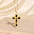 Luxuriöse goldene Kreuz-Halskette mit schwarzen Zirkoniasteinen und klaren Kristallakzenten - C00066 / 18K-Gold