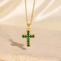 Eleganter goldener Kreuzanhänger mit smaragdgrünen und klaren Zirkonia-Steinen - C00069 / 18K-Gold