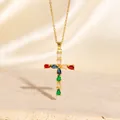 Elegante Goldkette mit buntem Zirkonia-Kreuzanhänger auf einem Steinsockel. - C00095 / 18K-Gold