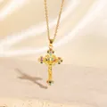 Goldene Kreuzkette mit farbigen Zirkonia auf einer Steinbasis präsentiert - C00093 / 18K-Gold