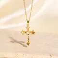 Vergoldete Kreuz-Halskette mit bunten Zirkonia-Steinen auf beigem Hintergrund - C00094 / 18K-Gold