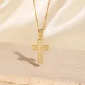 Luxuriöse vergoldete Kreuzkette mit funkelnden Zirkonia-Kristallen in Pavé-Fassung - C00074 / 18K-Gold
