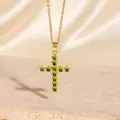 Elegante goldene Kreuzhalskette mit grünen Zirkoniasteinen auf strukturiertem Stein - C00071 / 18K-Gold