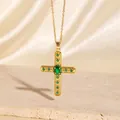 Luxuriöse vergoldete Filigran-Kreuzkette mit leuchtend smaragdgrünen Zirkoniasteinen - C00072 / 18K-Gold
