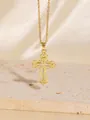 Elegante vergoldete Kreuzkette mit funkelnden Zirkonia auf einem steinernen Sockel - C00082 / 18K-Gold