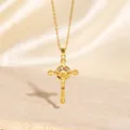 Elegante goldene Kreuzkette mit bunten Zirkonsteinen auf beiger Travertinfläche - C00096 / 18K-Gold