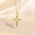 Elegante goldene Kreuzhalskette mit bunten Zirkonia-Steinen auf einem Steinsockel - C00097 / 18K-Gold