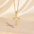 Goldene Kreuzkette mit herzförmigem Zirkonia-Anhänger und funkelnden kleinen Steinen - C00050 / 18K-Gold