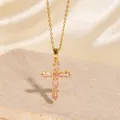 Goldfarbene Halskette mit rosa Zirkon-Kreuzanhänger auf Steinbasis - C00041 / 18K-Gold